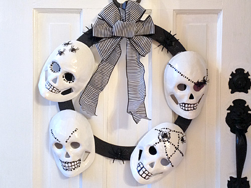 Need a spooky DIY Halloween Wreath craft idea? This is perfect for kids that want something creepy to hang. Works for Day of the Dead (Día de Muertos) too.