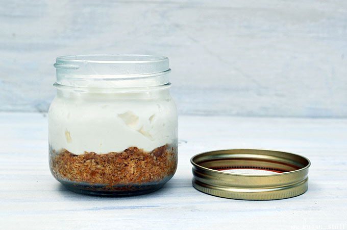 This Mason Jar Cheesecake Recipe is a simple yet impressive dessert in a jar for barbecues and potlucks this summer, or Back-To-School lunch boxes too! 