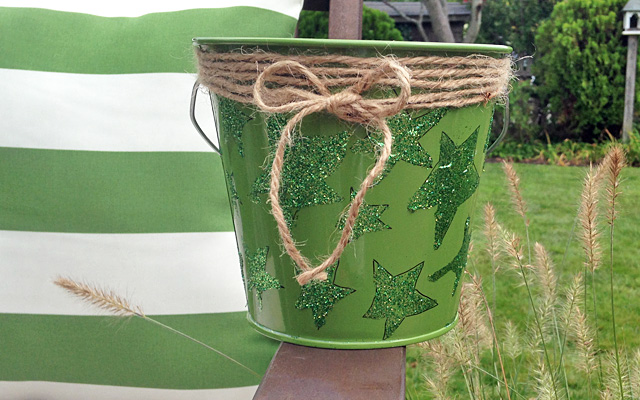 You can easily transform your standard citronella candles into lovely little bug repellents. All you need is a few bucket candles, a little patience, glue, glitter and twine!