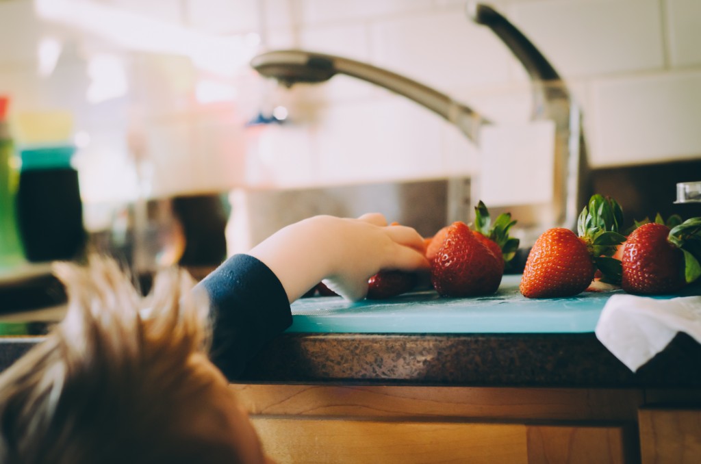 Healthy Eating With Kids can be a challenge, especially when you have picky eaters on hand. Here are 6 easy tips for getting your kids eating better.