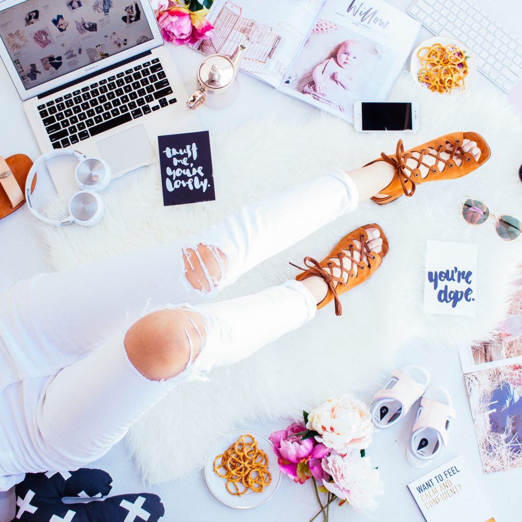 Want To Save Money In The New Year? Learn How To Earn Money While You Shop Online with three of my favorite web browser extensions. They're so easy to use!! Photo by Hipster Mum on Unsplash