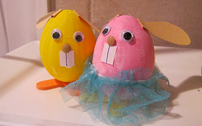 These cute little painted bunnies are awesome and make a perfect Easter decoration for kids. Who knew that a blown egg craft could be so simple? www.weknowstuff.us.com