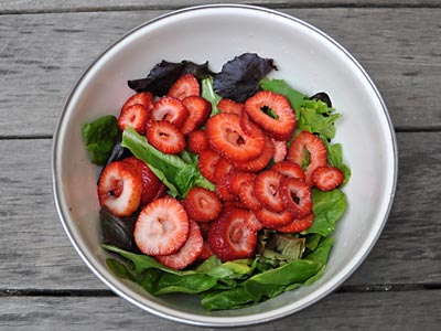 Strawberry Summer Salad, https://www.weknowstuff.us.com