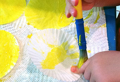 https://www.weknowstuff.us.com Kid's Craft - Cupcake Liner Sunflowers