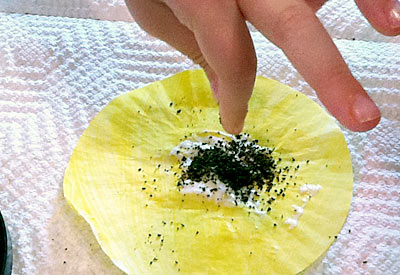 https://www.weknowstuff.us.com Kid's Craft - Cupcake Liner Sunflowers