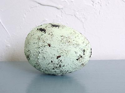 This Speckled Plastic Easter Egg craft idea is a great way to reuse all of your plastic eggs. Plus, reusing them each year is kinder to the environment. www.weknowstuff.us.com