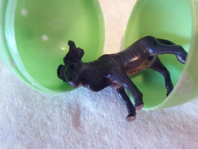 This Speckled Plastic Easter Egg craft idea is a great way to reuse all of your plastic eggs. Plus, reusing them each year is kinder to the environment. www.weknowstuff.us.com