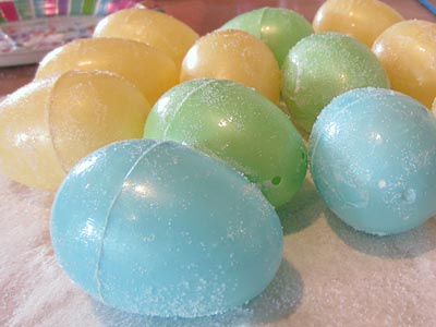 This Speckled Plastic Easter Egg craft idea is a great way to reuse all of your plastic eggs. Plus, reusing them each year is kinder to the environment. www.weknowstuff.us.com