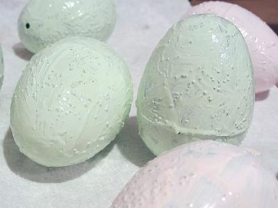 This Speckled Plastic Easter Egg craft idea is a great way to reuse all of your plastic eggs. Plus, reusing them each year is kinder to the environment. www.weknowstuff.us.com