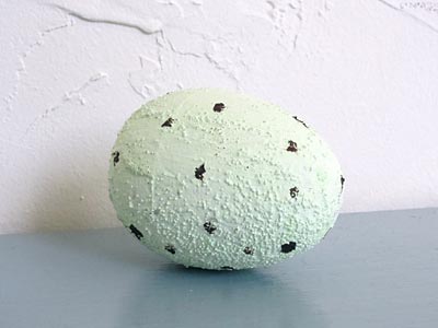 This Speckled Plastic Easter Egg craft idea is a great way to reuse all of your plastic eggs. Plus, reusing them each year is kinder to the environment. www.weknowstuff.us.com