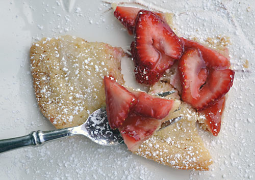 Are you looking for an easy summer dessert recipe? This Sugar Cookie Strawberry Pizza is made with cookie dough and is a great cooking with kids activity!