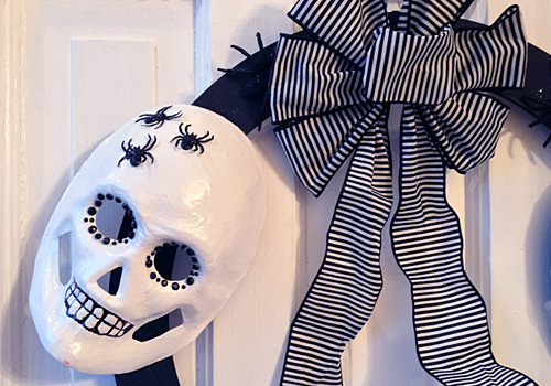 Need a spooky DIY Halloween Wreath craft idea? This is perfect for kids that want something creepy to hang. Works for Day of the Dead (Día de Muertos) too.