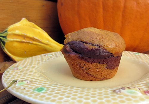 These Marble Pumpkin Muffins are perfect treat on Thanksgiving morning. They combine the best of two worlds: chocolate and pumpkin!