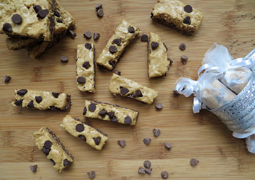 For Valentine’s Day, we are going to only give handmade and homemade gifts this year like these delicious vegan chocolate peanut butter crunch bars.