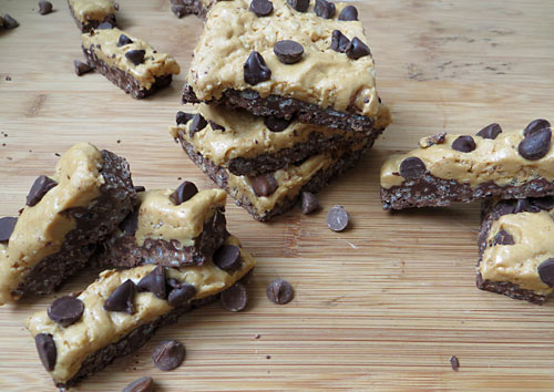 For Valentine’s Day, we are going to only give handmade and homemade gifts this year like these delicious vegan chocolate peanut butter crunch bars.
